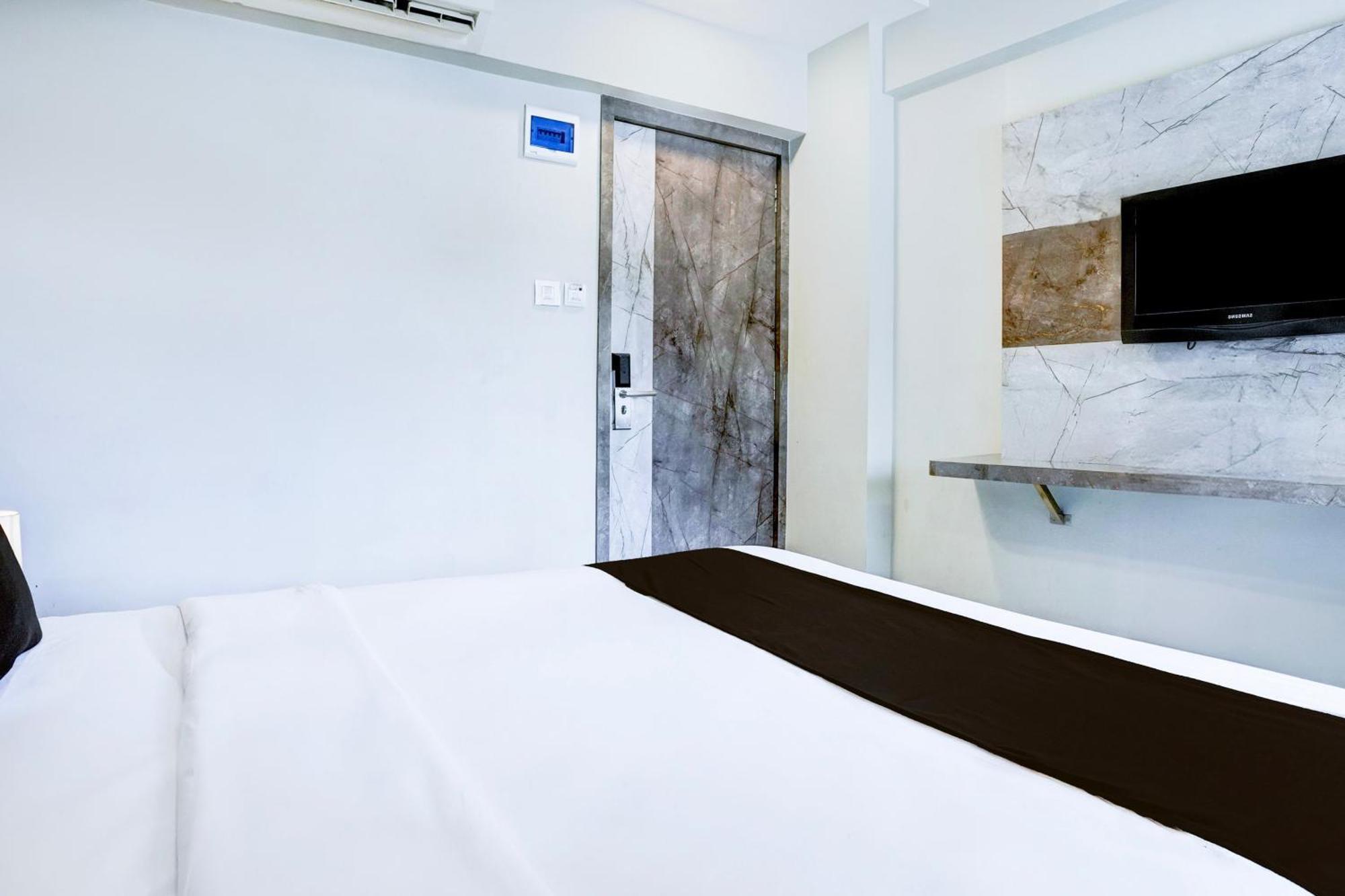 Hotel Super Townhouse Oak Vashi Turambhe Exteriér fotografie